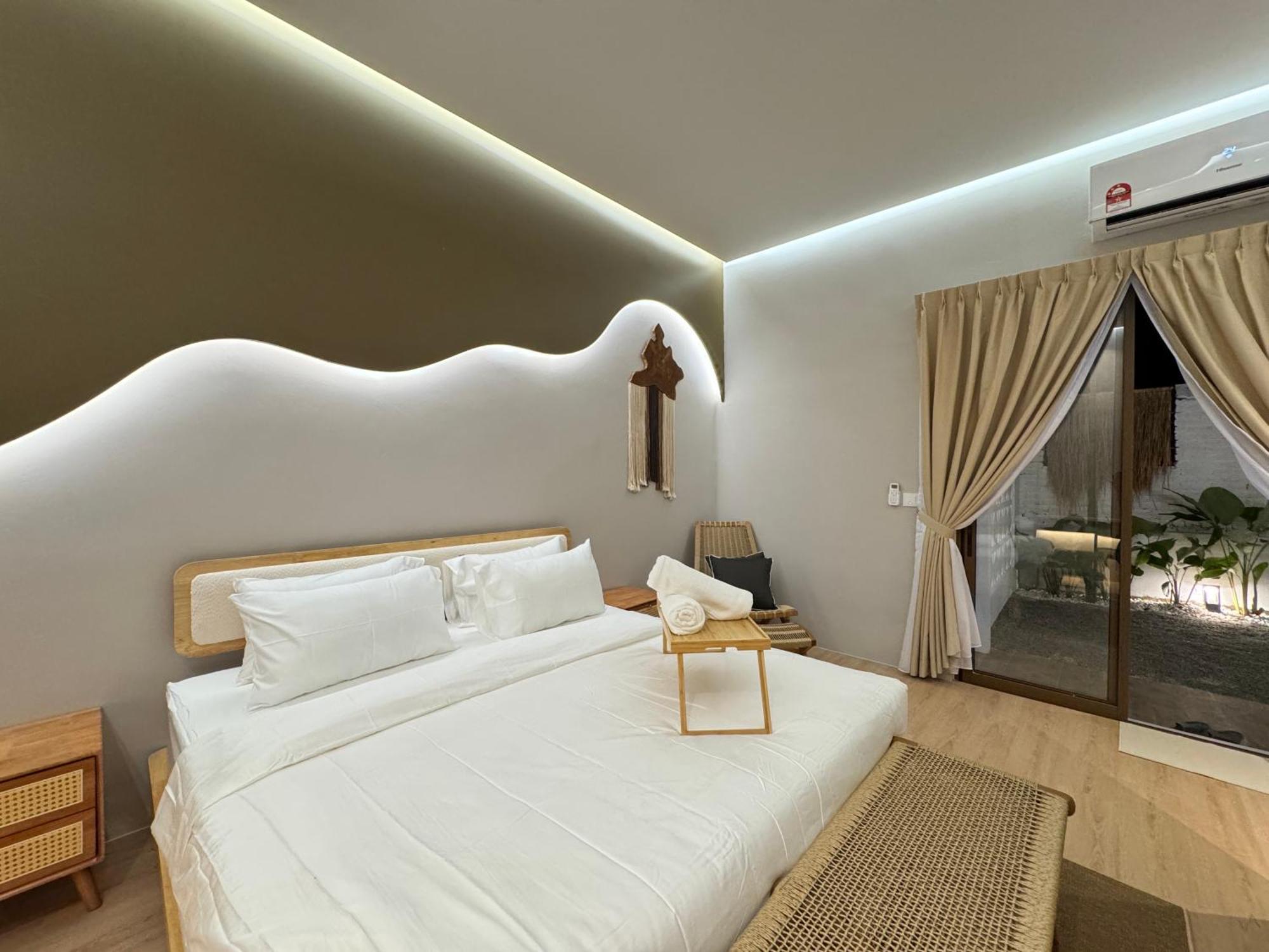 Paapa & Maama Luxurious Private Pool Villa *